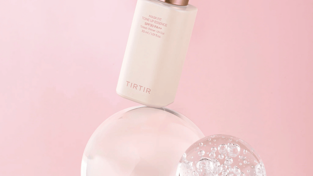 Bilden visar TIRTIRs "Mask Fit Tone Up Essence" med SPF30 PA+++. En primer i en stilren beige flaska som framhäver hudens ton och ger solskydd.