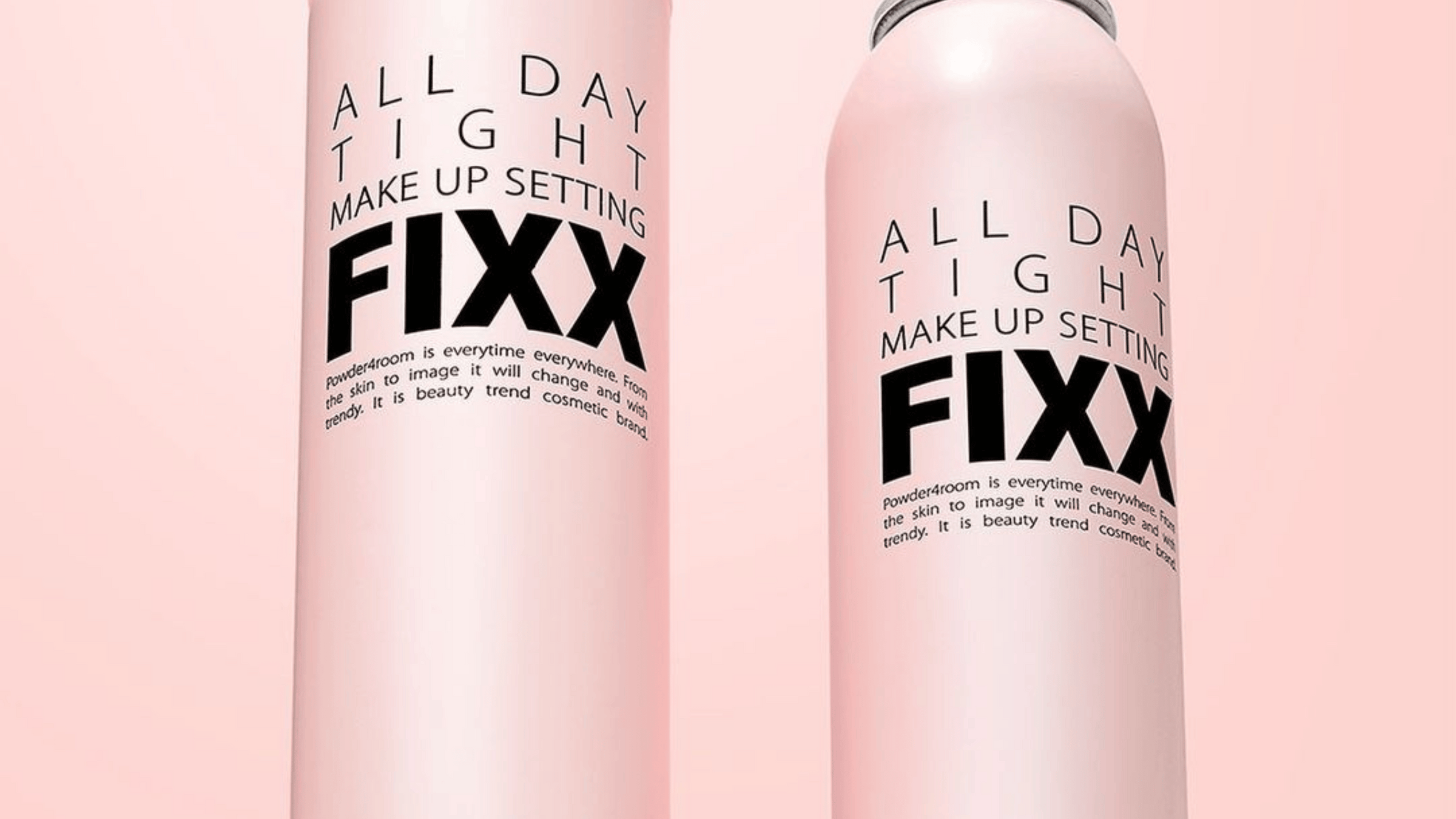 Två rosa flaskor av So Natural All Day Tight Make Up Setting Fixx-spray, med svart och vit text, framför en matchande rosa bakgrund.