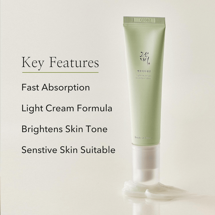 Beauty of Joseon Light On Serum med Centella och vitamin C, visas stående med utklämd produktkräm vid botten. Nyckelfunktioner listas bredvid: snabb absorption, lätt krämformula, hudtonsförbättrande och lämplig för känslig hud.