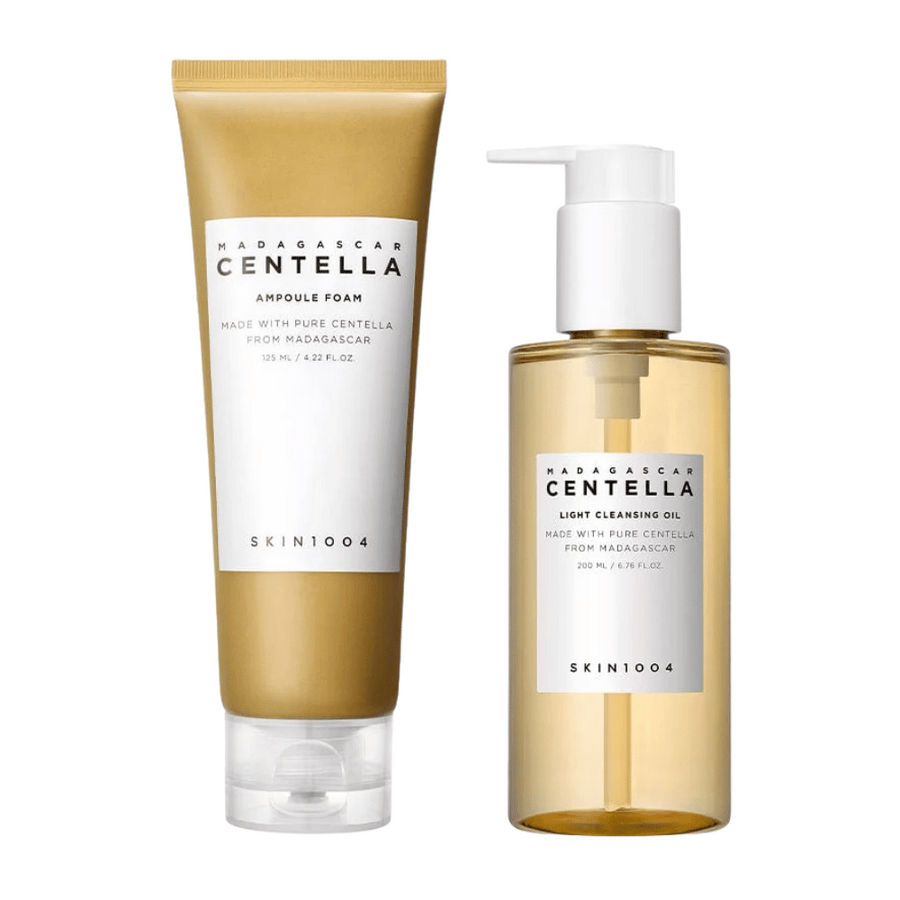 SKIN1004 Madagascar Centella Double Cleansing Duo Set med Ampoule Foam i brun tub och Cleansing Oil i transparent pumpflaska, båda med minimalistisk vit etikett.