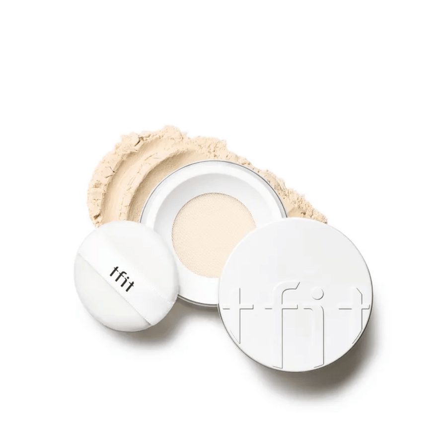 Öppen dosa med TFIT Translucent Set Finishing Powder i nyansen Skin Beige, med medföljande puff och puder utstrött runtom.