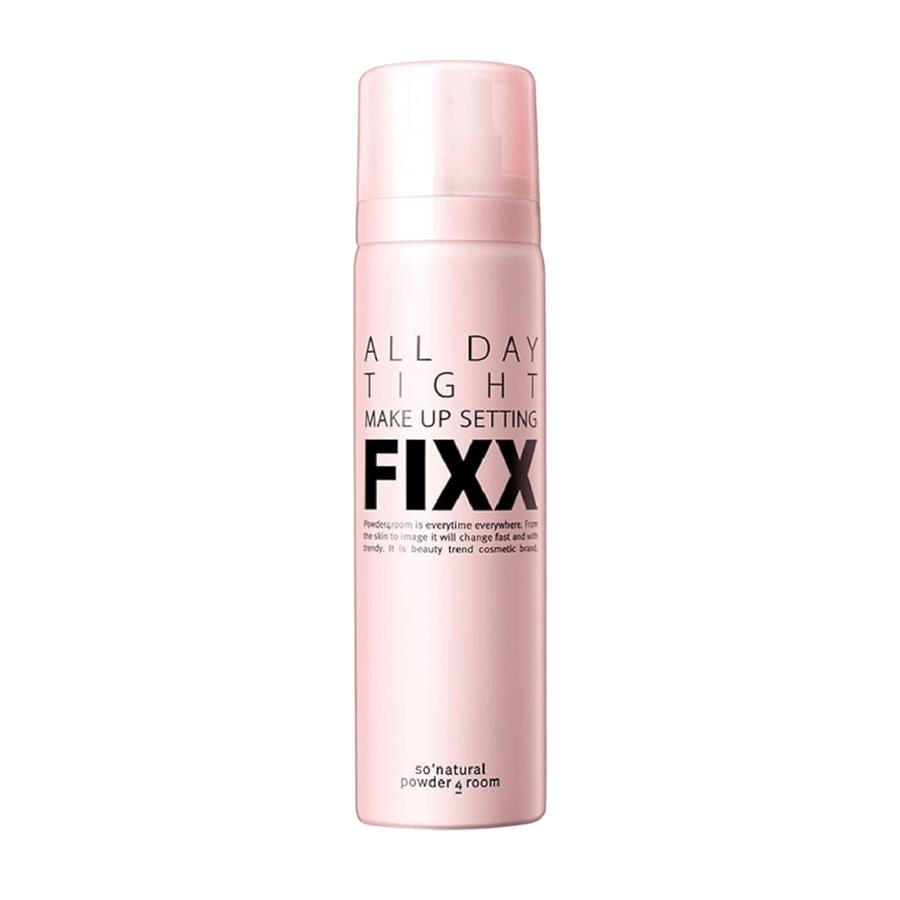 En rosa sprayflaska av So Natural All Day Tight Make Up Setting Fixx, en makeup-fixeringsspray, mot en ljus bakgrund.