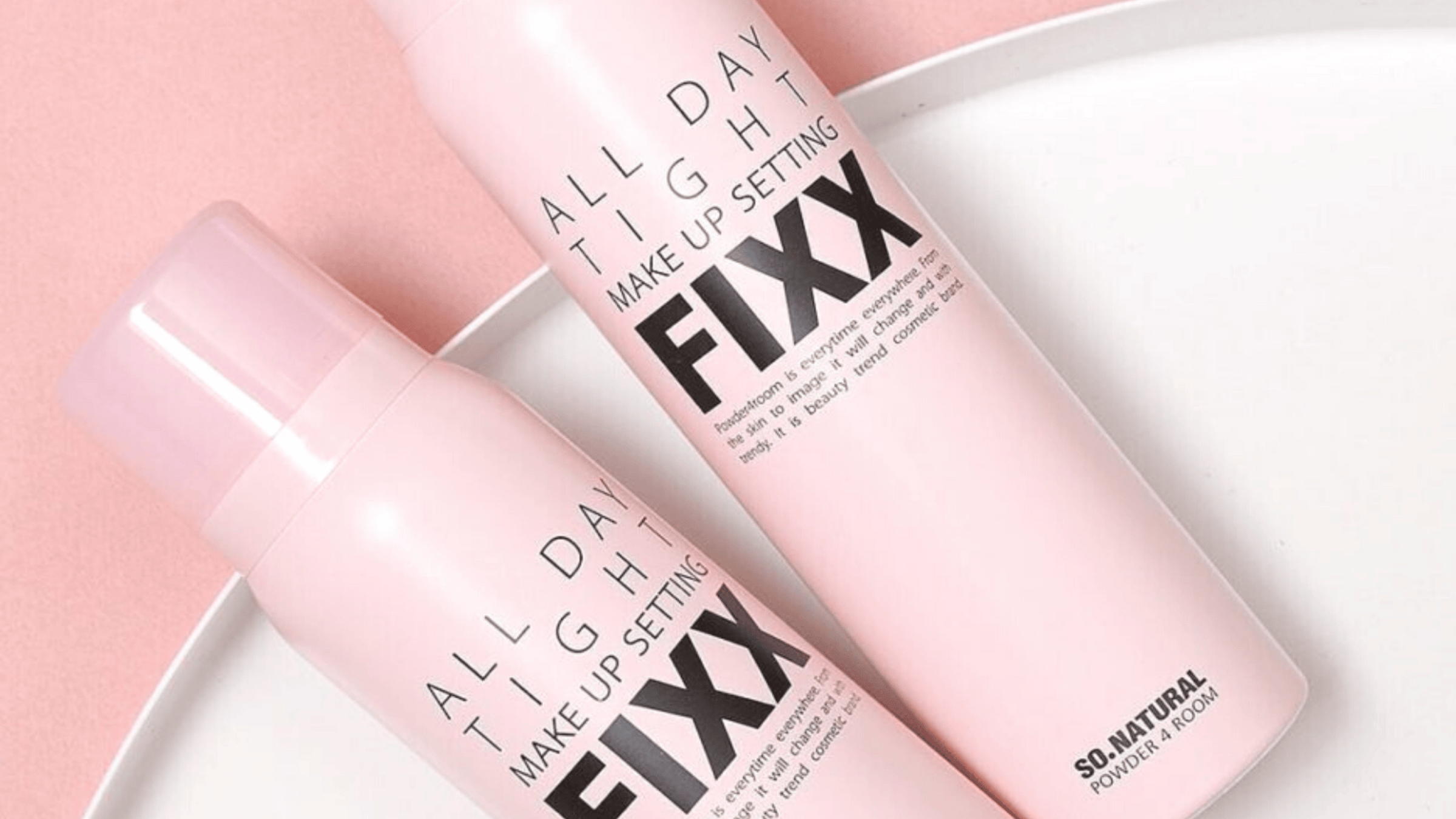Bilden visar två flaskor av SO.NATURALs "All Day Tight Make Up Setting FIXX". Det är en setting-spray som syftar till att hålla sminket på plats hela dagen, presenterad i en attraktiv rosa förpackning.