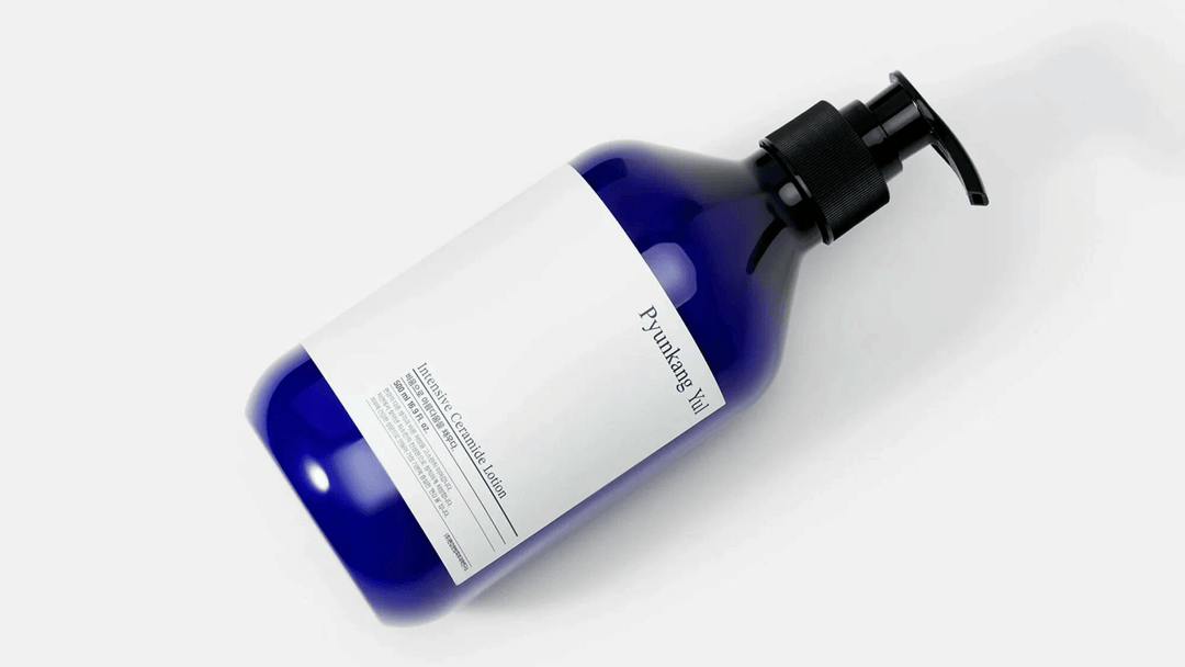 Pyunkang Yul Intensive Ceramide Lotion i pumpflaska på vit bakgrund. Återfuktande body lotion med ceramider som stärker hudbarriären och ger långvarig fukt till torr och känslig hud.