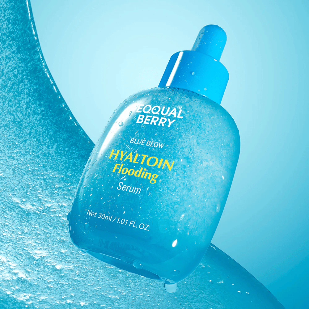 EQUAL BERRY Blue Blow Hyaltoin Flooding Serum 30 ml – återfuktande serum med hyaluronsyra och lugnande effekt, produktbild med vattentextur