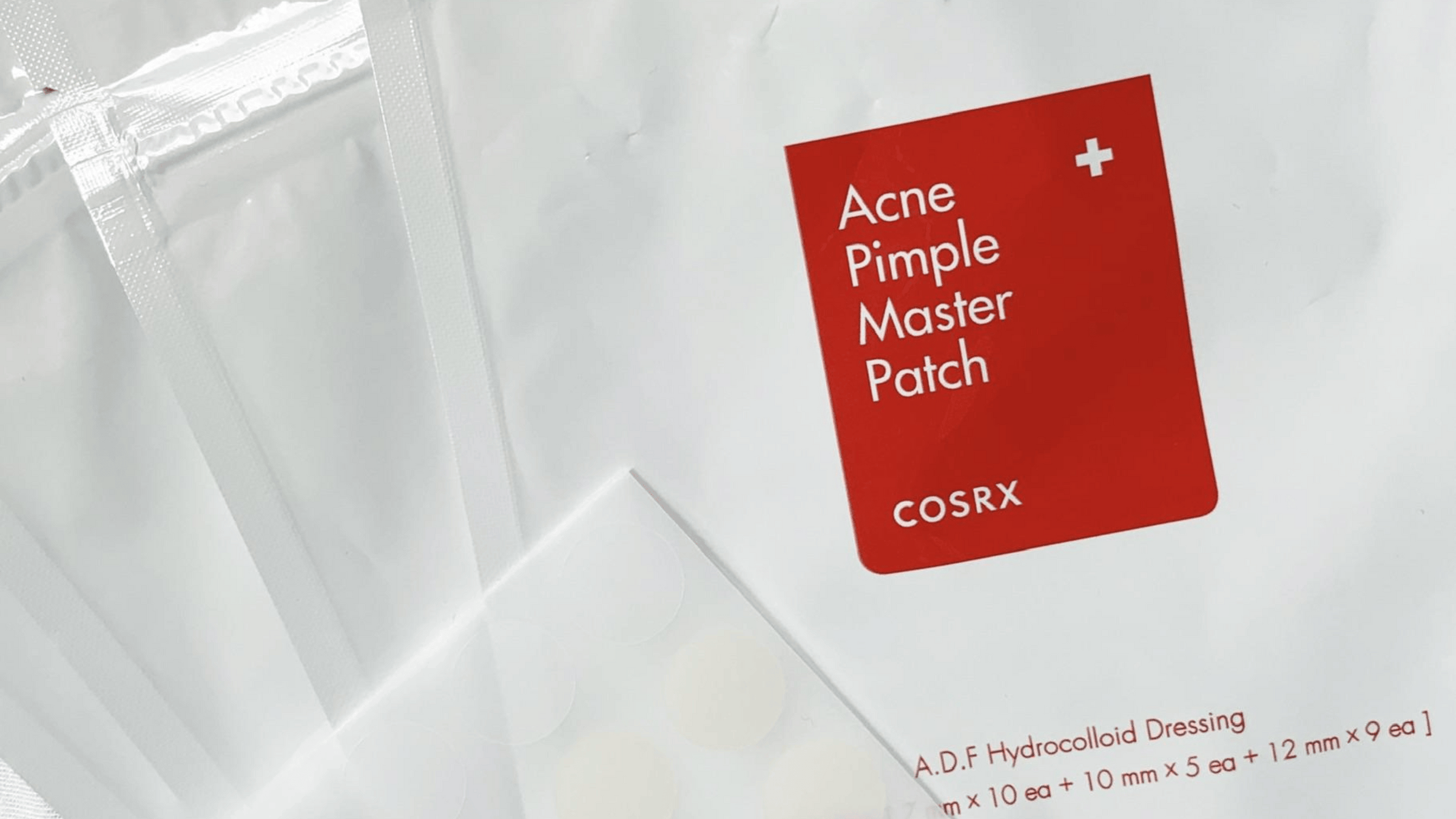 En förpackning av COSRX Acne Pimple Master Patch, hydrokolloida klistermärken för punktbehandling av akne.