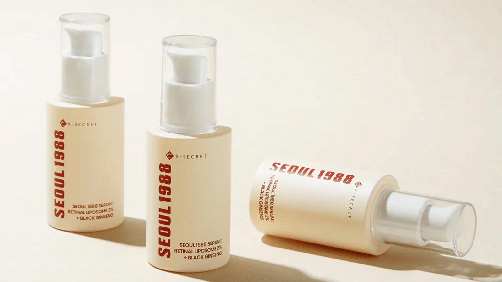 Seoul 1988 Serum från K-Secret med 2 % Retinal Liposome och svart ginseng i eleganta pumpflaskor, idealisk för anti-age och hudförnyelse.