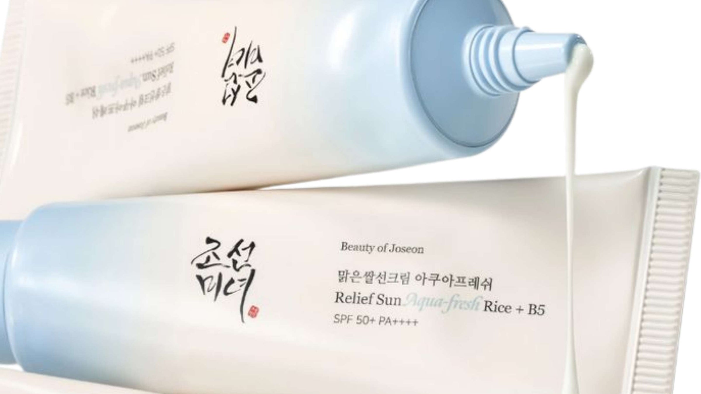 En blå tub av Hyaluronic Acid Watery Sun Gel SPF 50+ mot en himmelsbakgrund med vita moln, illustrerande produktens ljusa och luftiga känsla.