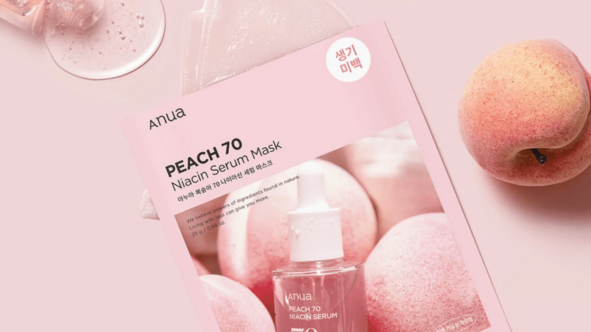 En förpackning av Anua PEACH 70 Niacin Serum Mask med en återfuktande serumflaska och en mogen persika i en harmonisk rosa och persikofärgad komposition.
