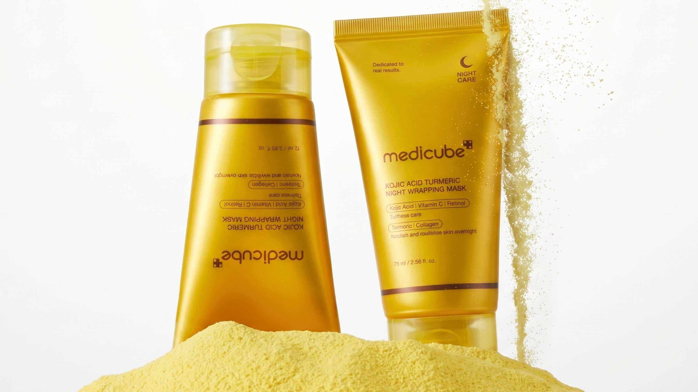 En tub av PURITO Dermide Cica Barrier Sleeping Pack ligger på en neutral bakgrund med gröna monstera-blad och en swatch av produkten.