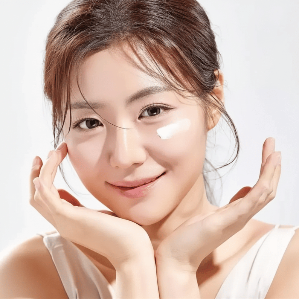 Kvinna applicerar Round Lab 1025 Dokdo Eye Cream under ögonen för återfuktning, lyster och en jämnare hudton