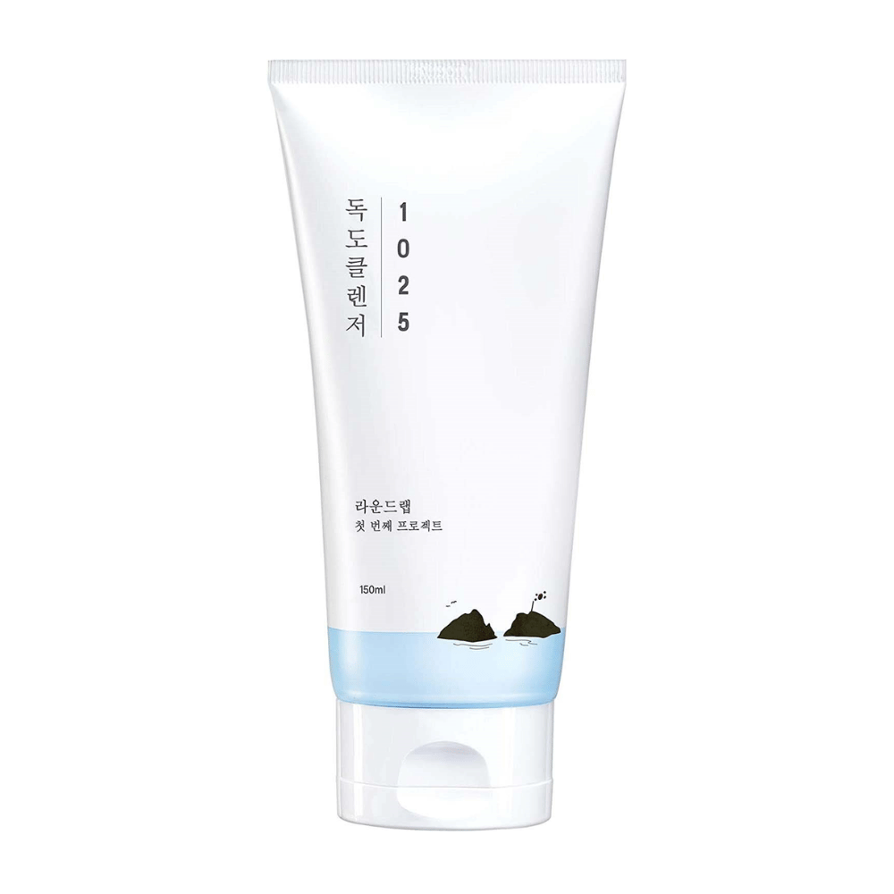 Round Lab 1025 Dokdo Cleanser i vit tub med blå botten och svart tryck, frilagd mot vit bakgrund.