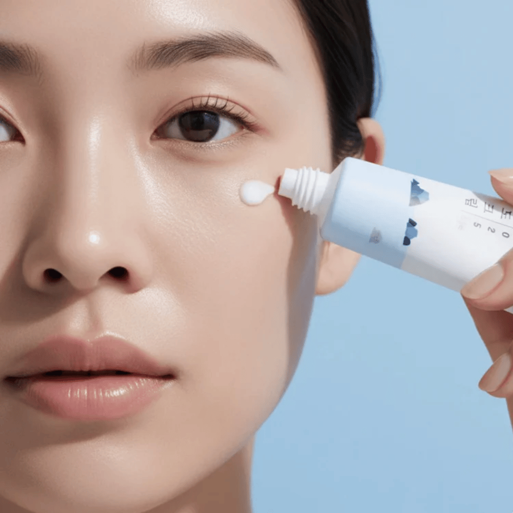 Round Lab 1025 Dokdo Eye Cream appliceras på huden under ögat, återfuktande ögonkräm som ger mjukare hud och minskar fina linjer