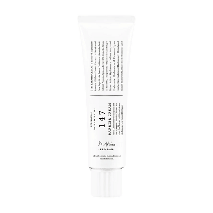 Bilden visar en tub av Dr. Althea's "147 Barrier Cream". Förpackningen är enkel och stilren med en vit grund och svart text. Texten på tuben ger information om produkten, inklusive dess funktion som en barriärkräm, och nämner att det är en ren formula, dermatologiskt inspirerad och till för "cellbefrielse". Det verkar vara en hudvårdsprodukt utformad för att stärka hudens naturliga skyddsbarriär.