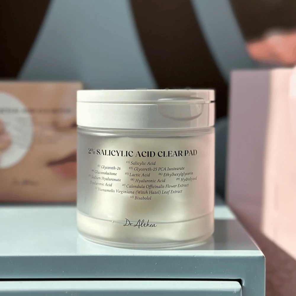 Dr. Althea 2% Salicylic Acid Clear Pad burk på hylla. Koreanska exfolierande pads med salicylsyra, PHA och hyaluronsyra för oren hud och tilltäppta porer.