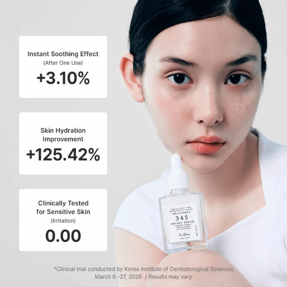 Modell håller Dr. Althea 345 Relief Serum – lugnande serum för känslig hud som återfuktar och stärker hudbarriären.