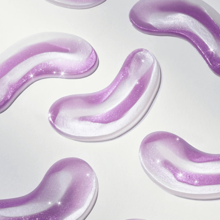 Hydrogelögonpatcher i lila nyans från 360° Shot PDRN Glowing Eye Patch, designade för att ge lyster, återfuktning och slätare hud under ögonen.