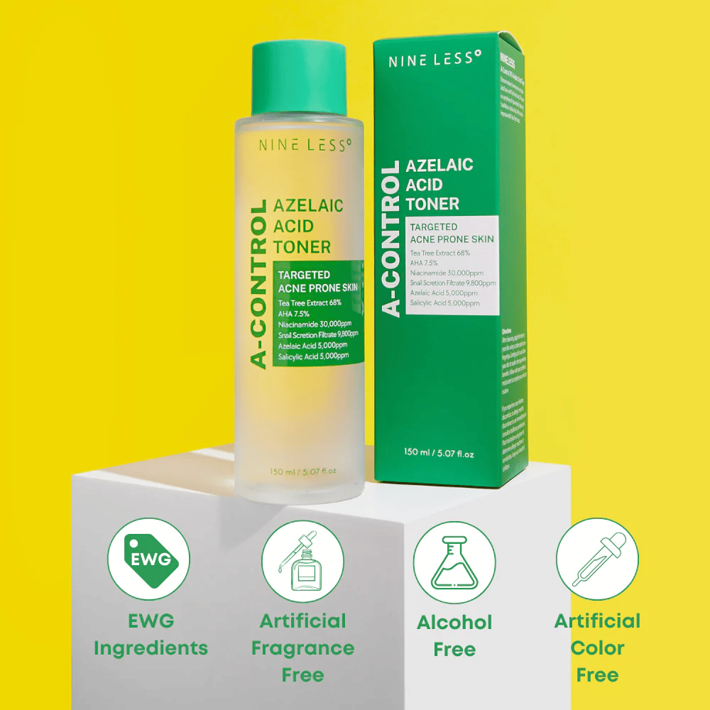 Flaska och förpackning av Nine Less A-Control Azelaic Acid Toner mot gul bakgrund med gröna ikoner som markerar EWG-ingredienser, fri från alkohol, parfym och färgämnen.