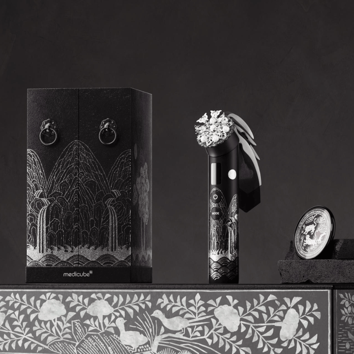 Medicube AGE-R Booster Pro APEC Edition hudvårdsverktyg med exklusiv design som förbättrar hudens elasticitet, lyster och absorption av hudvård.