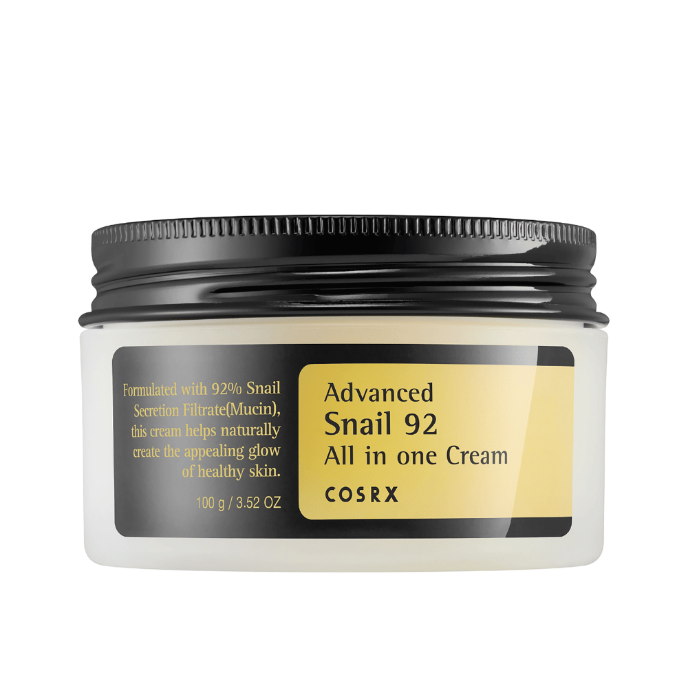 Förgrundsvisning av en stängd COSRX Advanced Snail 92 All in one Cream burk med svart lock och gul etikett på vit bakgrund.