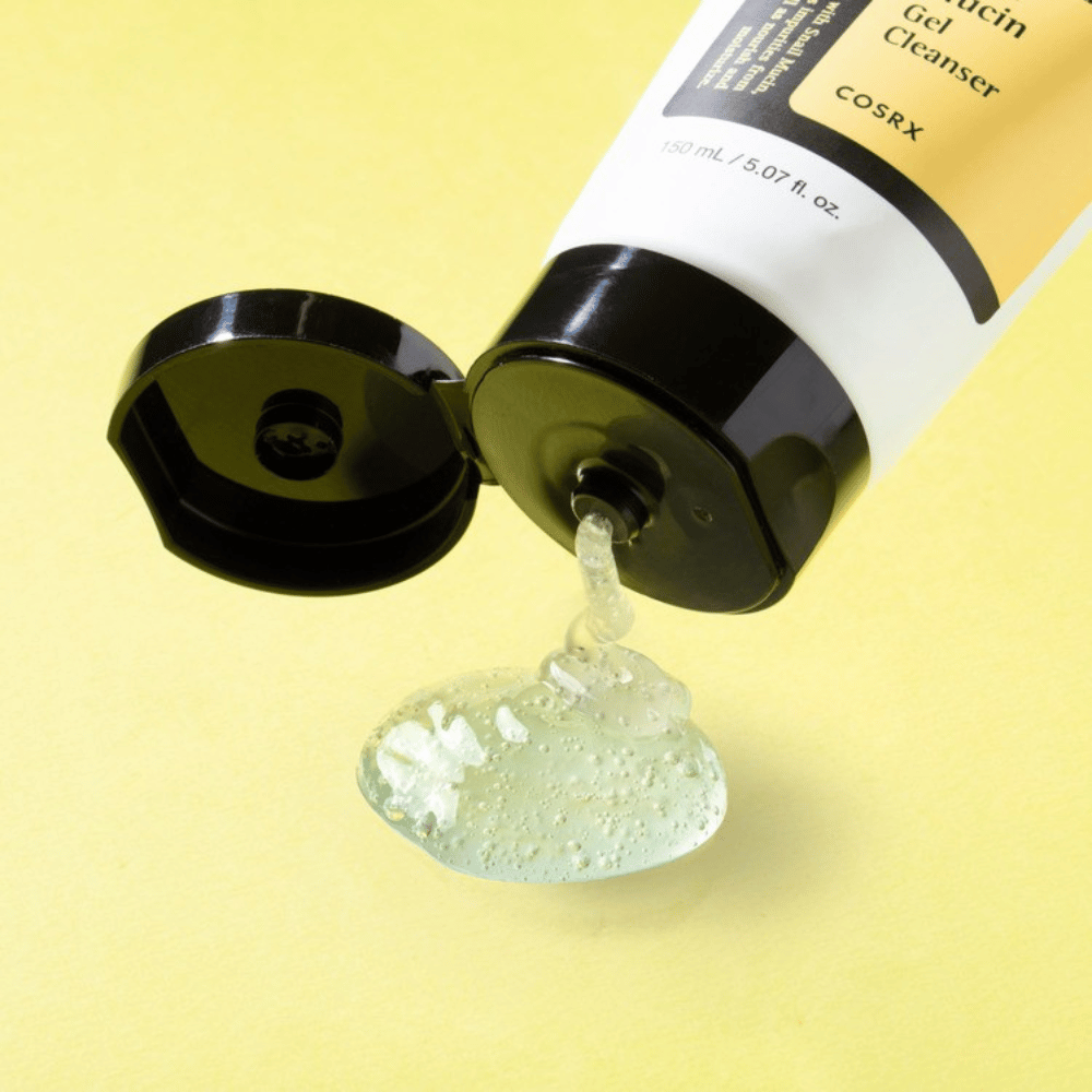 Närbild på COSRX Advanced Snail Mucin Gel Cleanser med transparent gel-textur – återfuktande K-beauty rengöring för torr, känslig och kombinerad hud.
