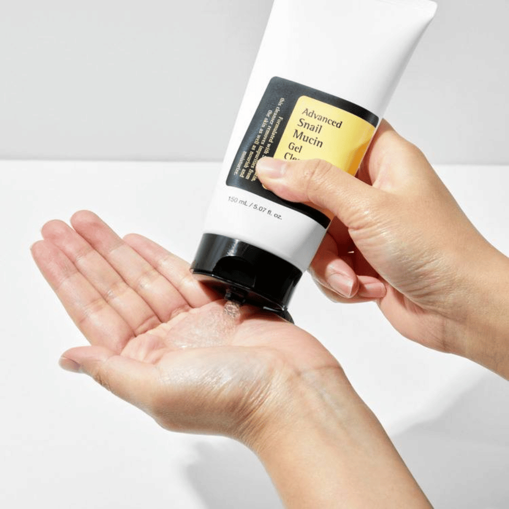 Hand applicerar COSRX Advanced Snail Mucin Gel Cleanser – skonsam gelrengöring med snigelmucin som rengör på djupet och bevarar hudens fuktbalans.