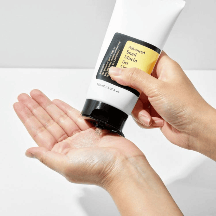 Hand applicerar COSRX Advanced Snail Mucin Gel Cleanser – skonsam gelrengöring med snigelmucin som rengör på djupet och bevarar hudens fuktbalans.