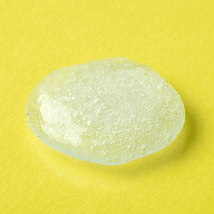 Transparent gel-textur från COSRX Advanced Snail Mucin Gel Cleanser på gul bakgrund – återfuktande ansiktsrengöring med snigelsekret för mjuk och balanserad hud.