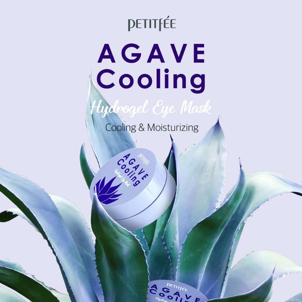 Produktbild av PETITFEE Agave Cooling Hydrogel Eye Mask placerad bland stora agaveblad. Bilden framhäver svalkande och återfuktande egenskaper med fräscht växtinspirerat tema.