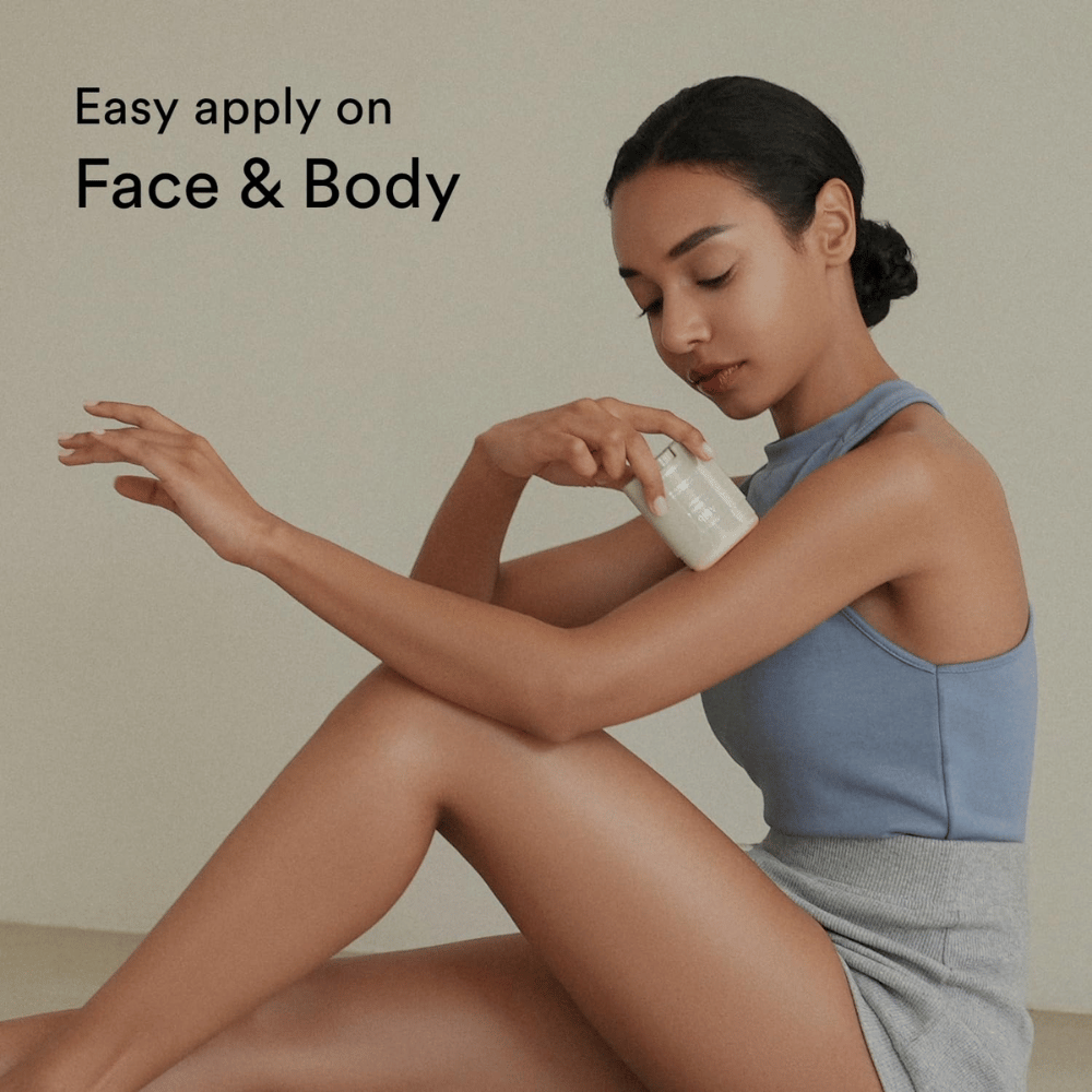 Bilden visar en kvinna som applicerar en solskyddsstick på armen. Texten "Easy apply on Face & Body" framhäver att produkten är enkel att använda både i ansiktet och på kroppen.
