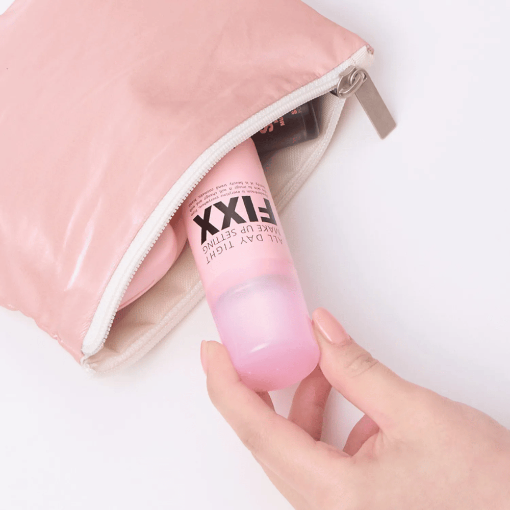 4. So Natural All Day Tight Make Up Setting Fixx – kompakt rosa makeup setting spray som får plats i necessären