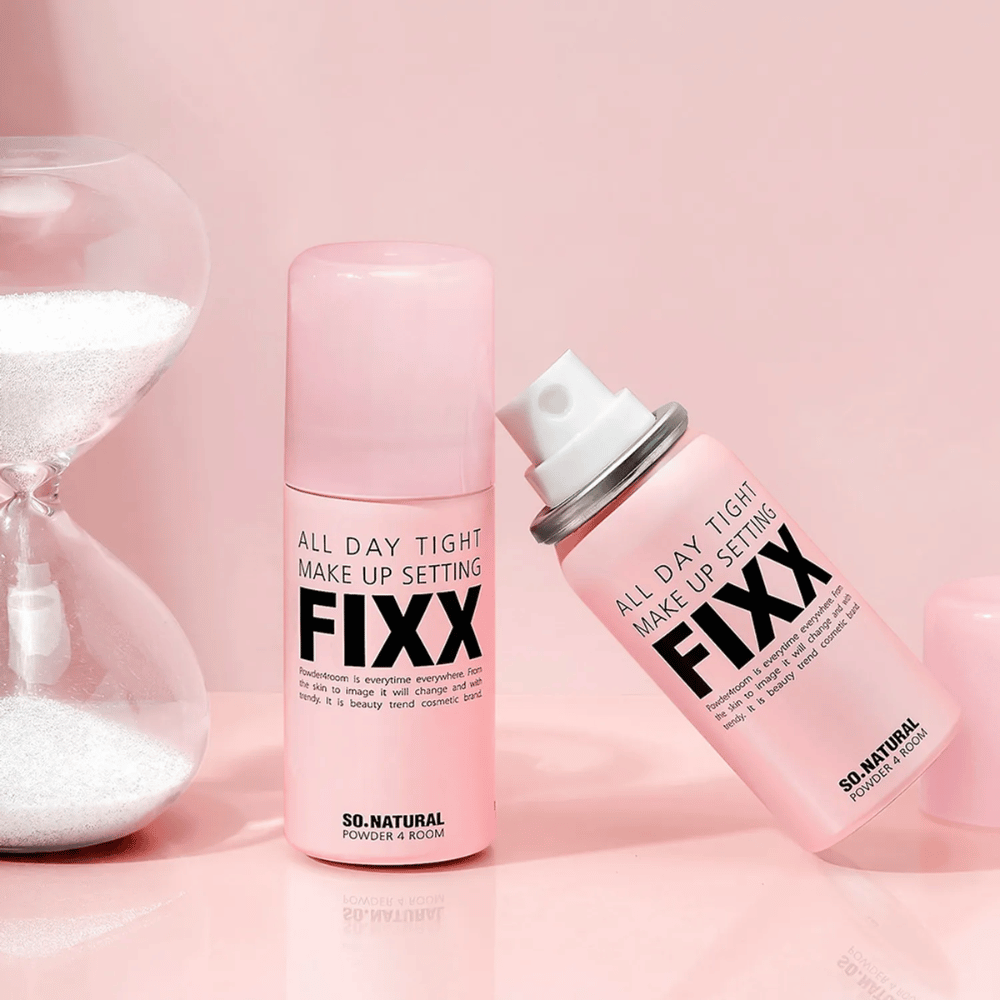 3. So Natural All Day Tight Make Up Setting Fixx – två rosa settingsprayer med spraymunstycke och timglas