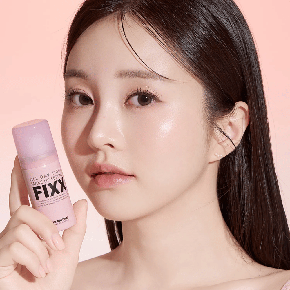 2. So Natural All Day Tight Make Up Setting Fixx – modell med rosa setting spray för långvarig makeup