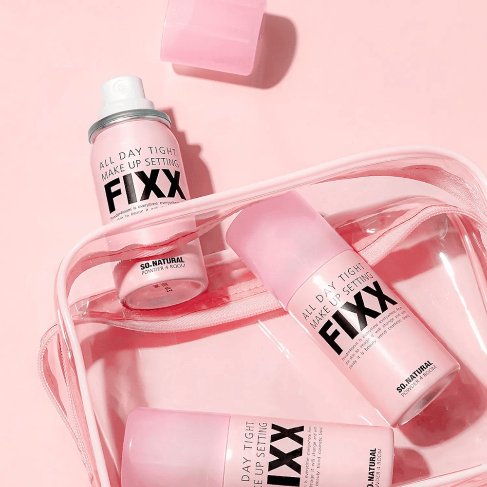 1. So Natural All Day Tight Make Up Setting Fixx – rosa settingspray för makeup i necessär