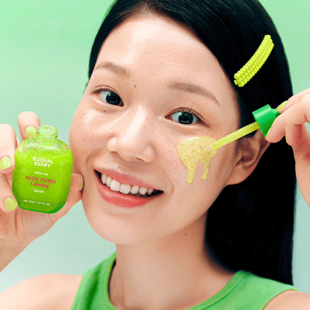 Modell applicerar EQQUALBERRY Aloe PDRN Calming Serum med pipett – lätt gelserum som lugnar rodnad och ger naturlig lyster.