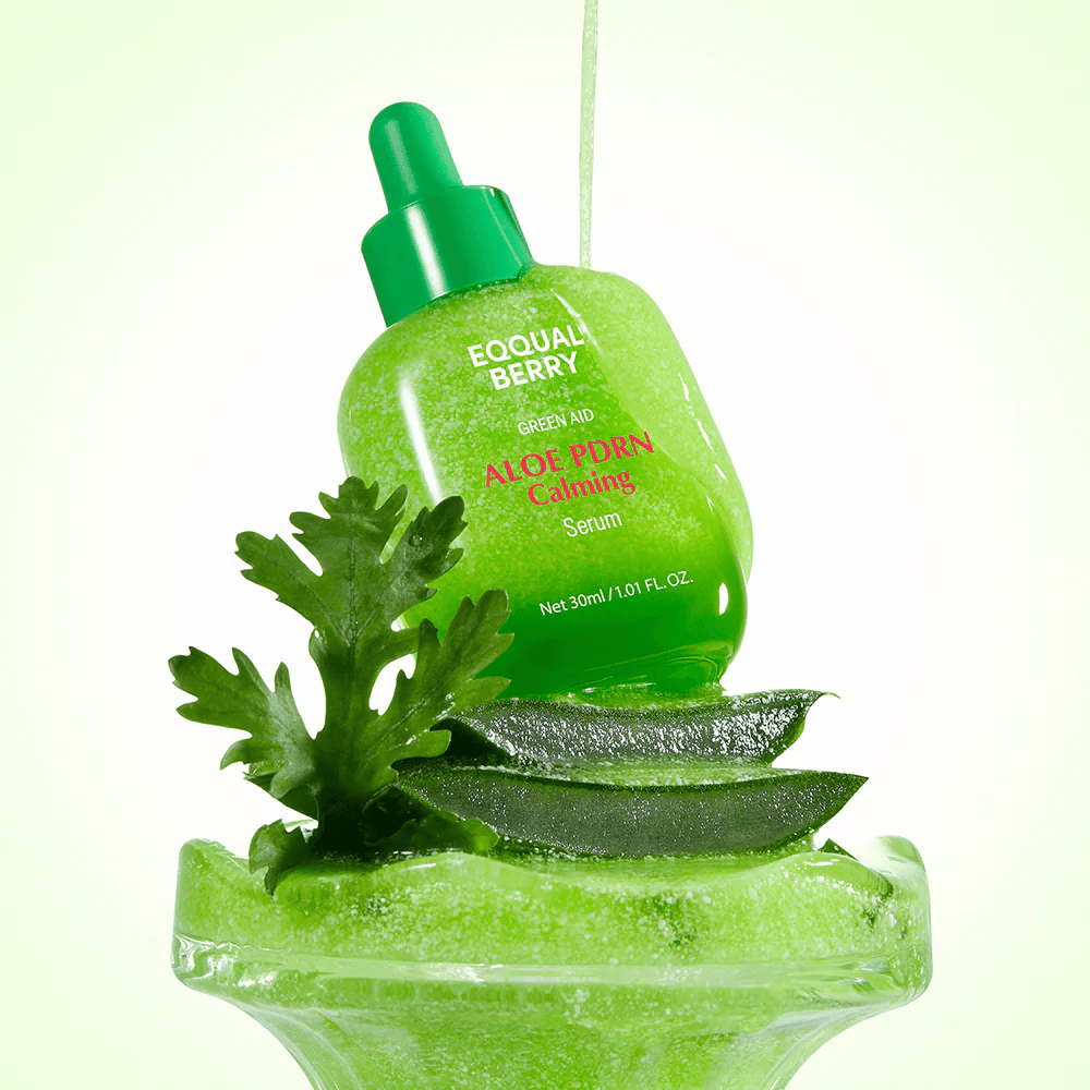 EQQUALBERRY Aloe PDRN Calming Serum placerad på aloe – återfuktande och lugnande serum med PDRN för irriterad och torr hud.