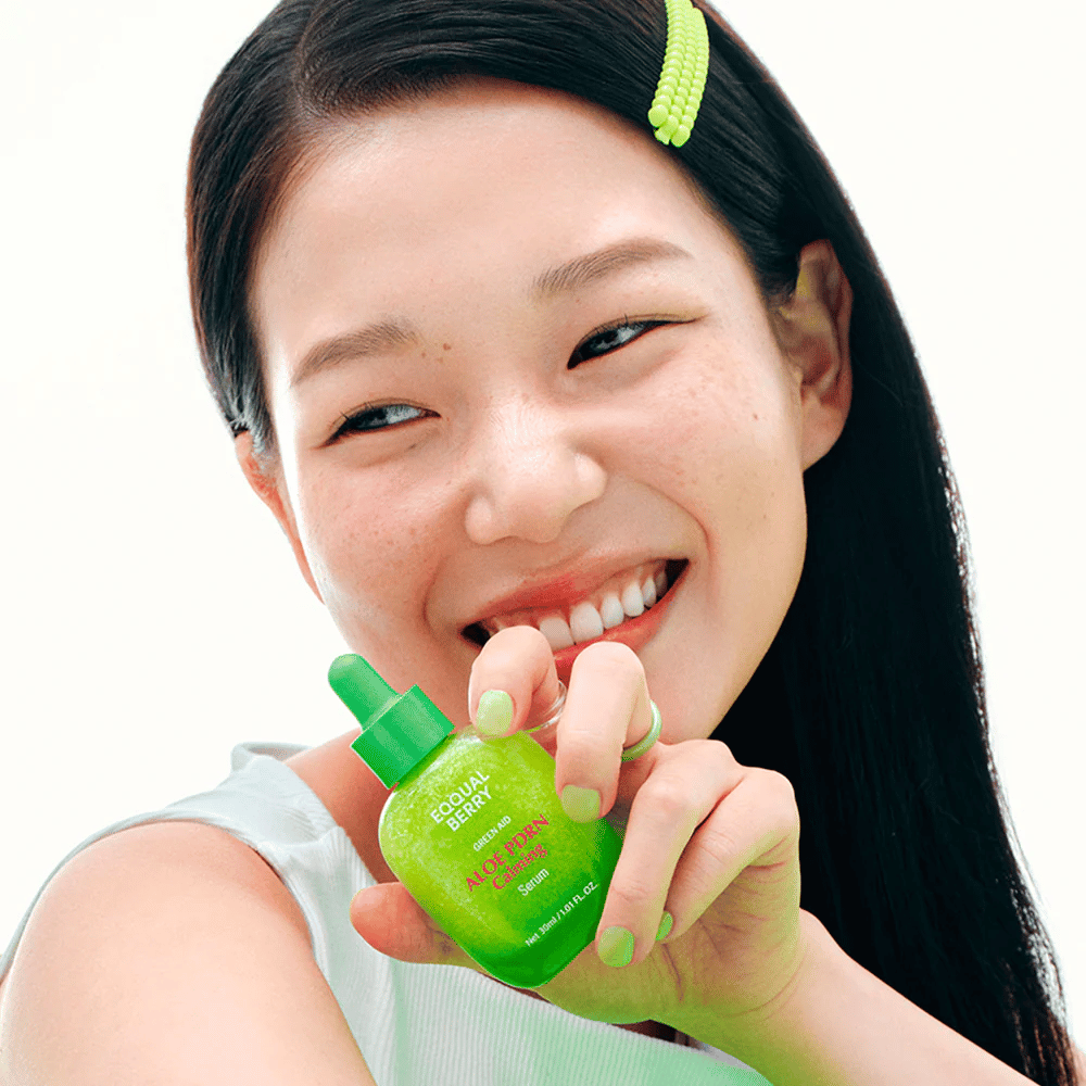 Modell håller EQQUALBERRY Aloe PDRN Calming Serum – lugnande serum för känslig hud med aloe vera och PDRN som stärker hudbarriären.