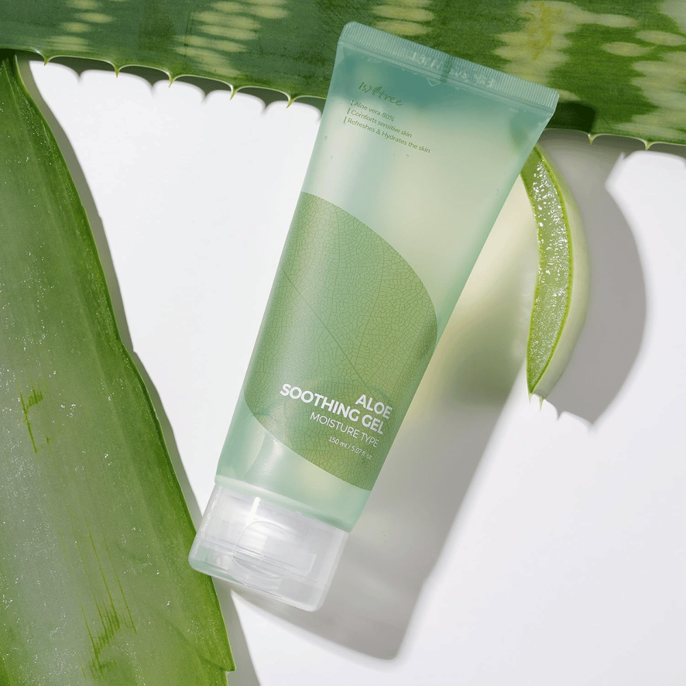 Isntree Aloe Soothing Gel Moisture Type – återfuktande gel med 80 % aloe vera, fotograferad med färska aloeblad