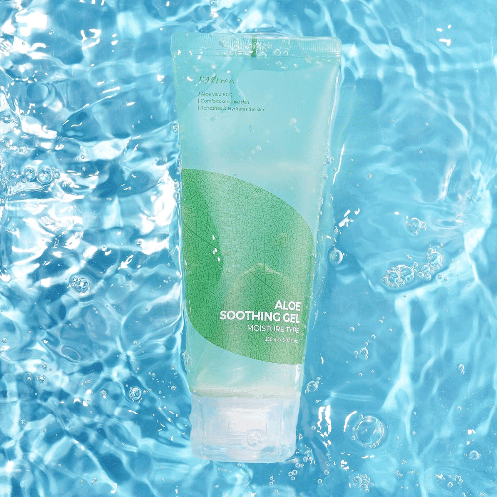 Isntree Aloe Soothing Gel Moisture Type 150 ml – lugnande och återfuktande aloe vera-gel mot blå vattenbakgrund