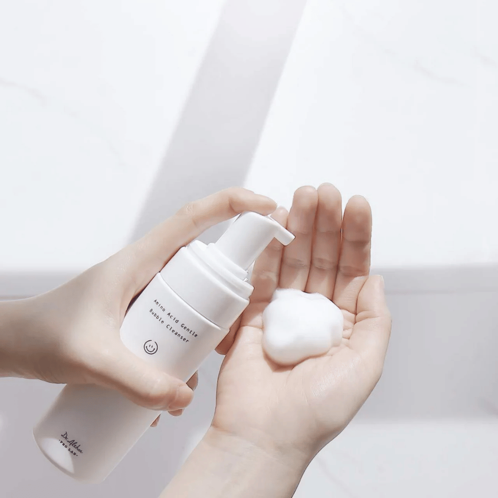 Dr. Althea Amino Acid Gentle Bubble Cleanser är ett skonsamt löddrande rengöringsskum med aminosyror som effektivt rengör utan att torka ut huden. Perfekt för känslig hud.