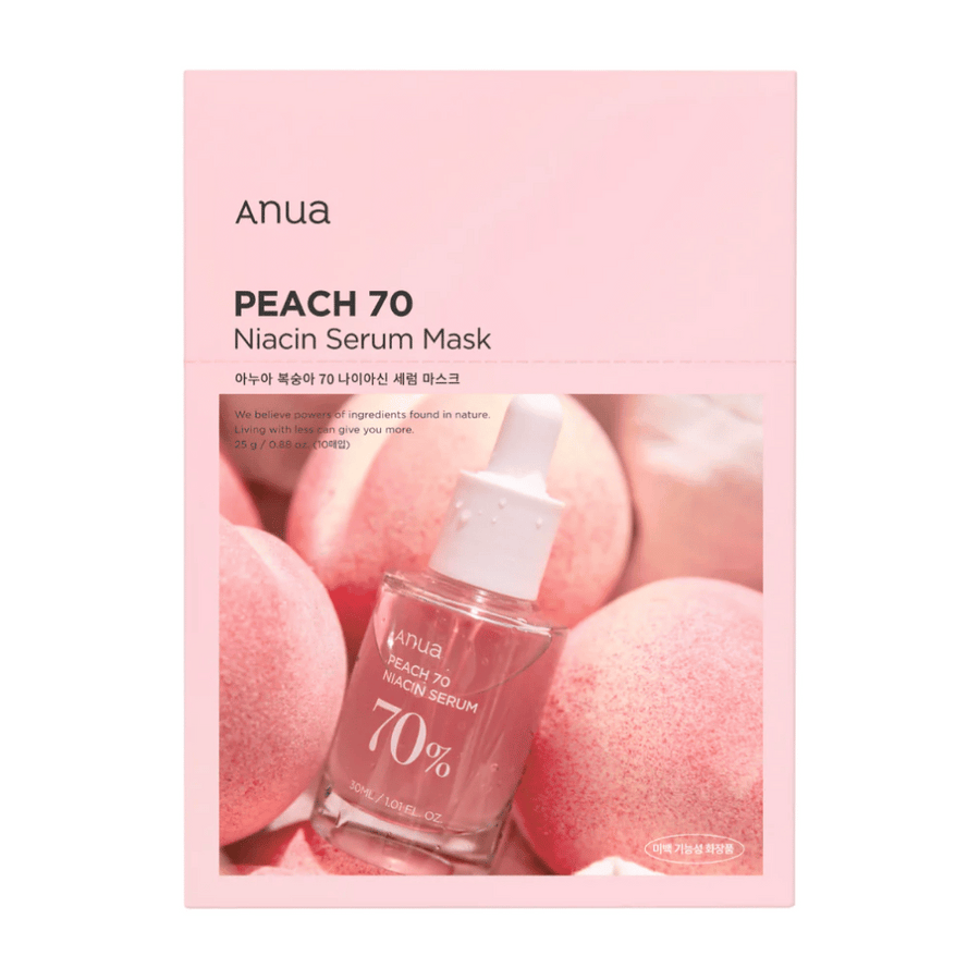 En förpackning av Anua PEACH 70 Niacin Serum Mask framför en bakgrund av persikor. Den rosa förpackningsdesignen matchar de naturliga nyanserna av persikorna, och en genomskinlig flaska med serum är delvis synlig. Produkten betonar användningen av ingredienser från naturen.