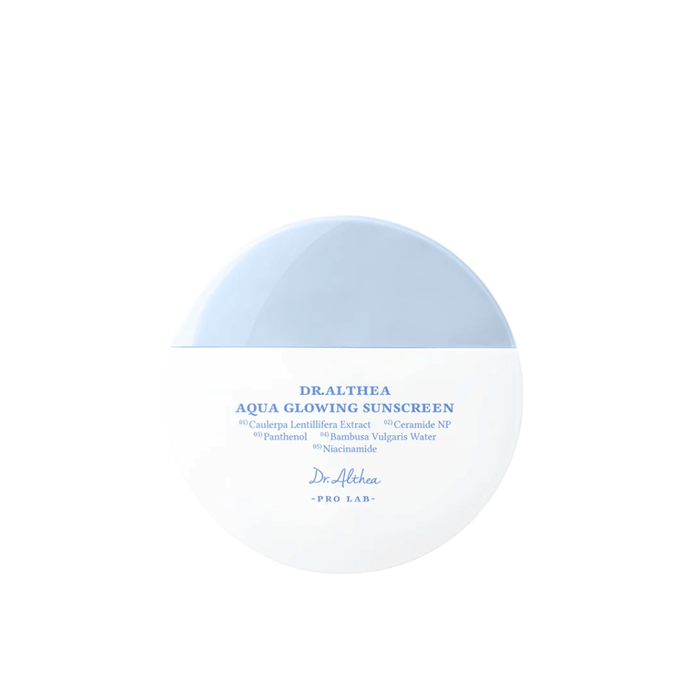 Produktbild av Dr. Althea Aqua Glowing Sunscreen – en rund solskyddskräm i vit och ljusblå förpackning med text i blått som lyfter fram återfuktande ingredienser som niacinamid och ceramider.