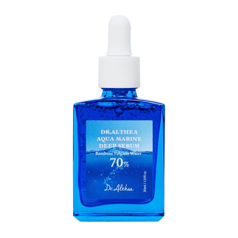 Dr. Althea Aqua Marine Deep Serum 30 ml i blå glasflaska med pipett, berikat med 70 % Bambusa Vulgaris Water för intensiv återfuktning, lugnande effekt och förbättrad hudbarriär.