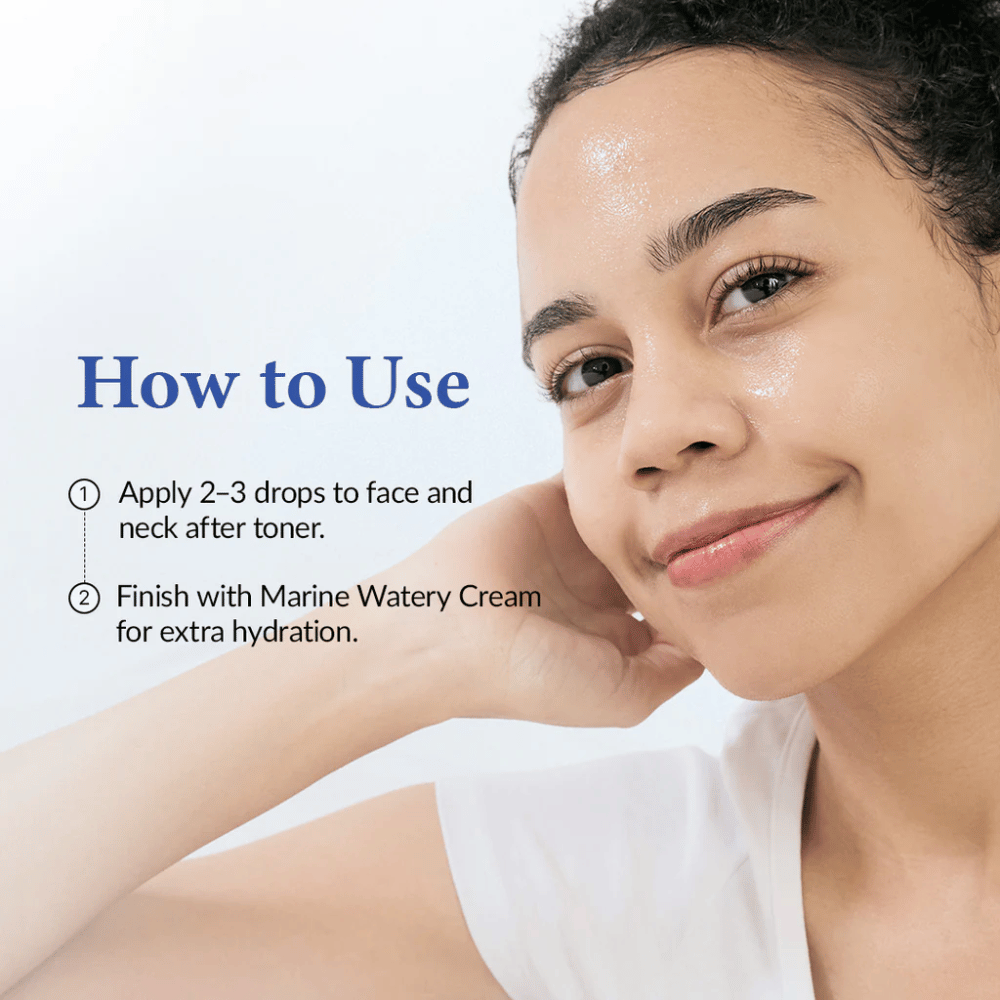 Kvinna med återfuktad, glowande hud som applicerat serum. Bild som visar hur Dr. Althea Aqua Marine Deep Serum används efter toner för intensiv fukt och lyster i ansikte och hals.
