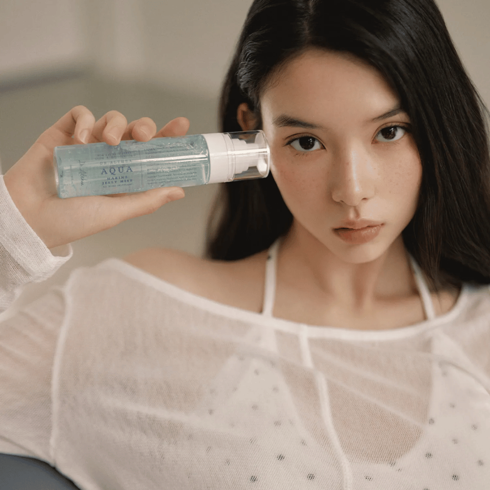 Dr. Althea Aqua Marine Jelly Mist använd i ansiktet för direkt fukt, lyster och fräsch hud