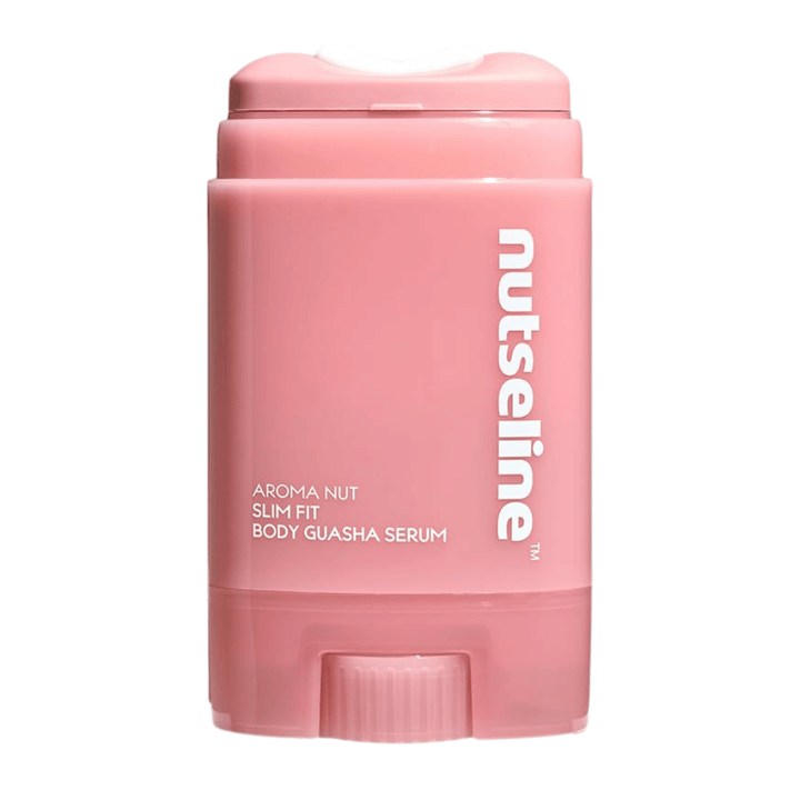 Ren frilagd produktbild av Nuseline Aroma Nut Slim Fit Body Guasha Serum på ljus bakgrund med fokus på förpackningens design.
