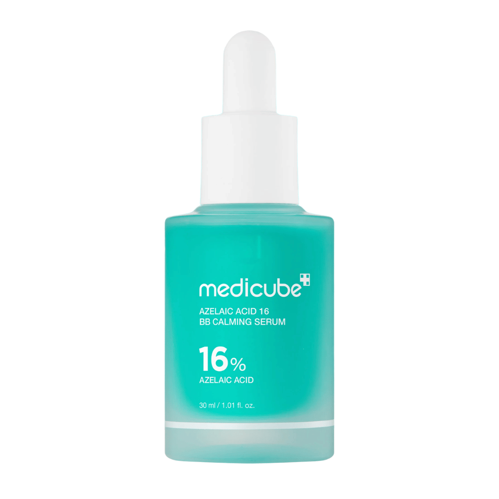 Frilagd produktbild av Medicube Azelaic Acid 16 BB Calming Serum med 16 % azelainsyra i turkos flaska med pipett för lugnande och balanserande hudvård.