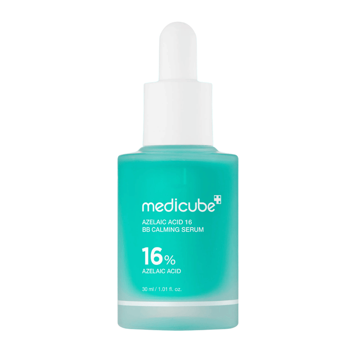 Frilagd produktbild av Medicube Azelaic Acid 16 BB Calming Serum med 16 % azelainsyra i turkos flaska med pipett för lugnande och balanserande hudvård.