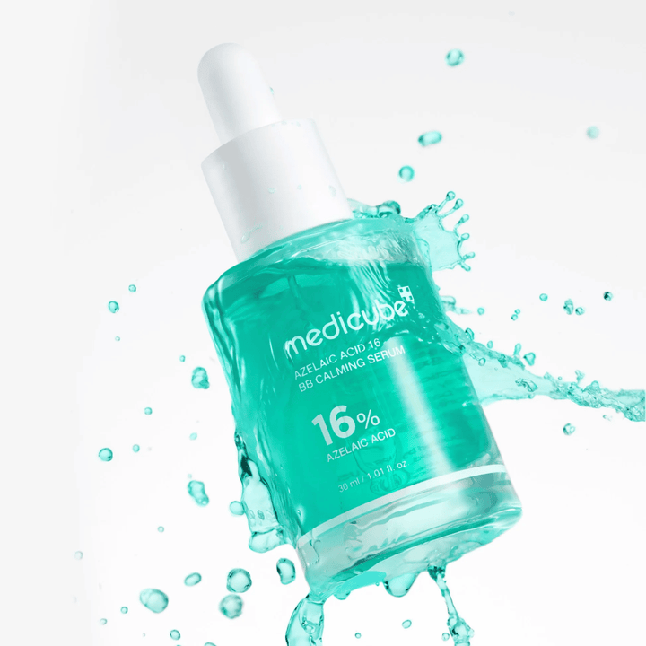 Dynamisk produktbild av Medicube Azelaic Acid 16 BB Calming Serum omgiven av vattenstänk som lyfter fram en fräsch, lätt och återfuktande känsla.