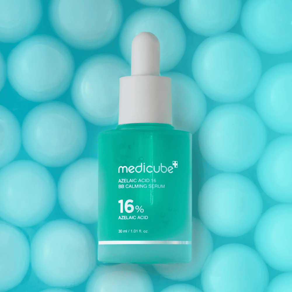 Kampanjbild av Medicube Azelaic Acid 16 BB Calming Serum mot turkos bakgrund med mjuka sfärer som symboliserar återfuktning, lugnande effekt och jämn hudstruktur.